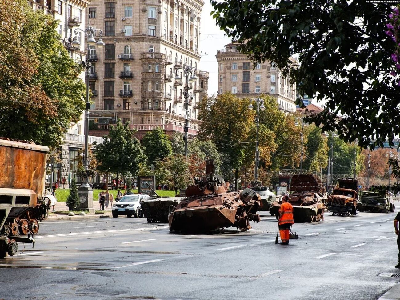 Танки, гаубиці, рештки ракет. На Хрещатику – виставка знищеної техніки окупантів. Фоторепортаж