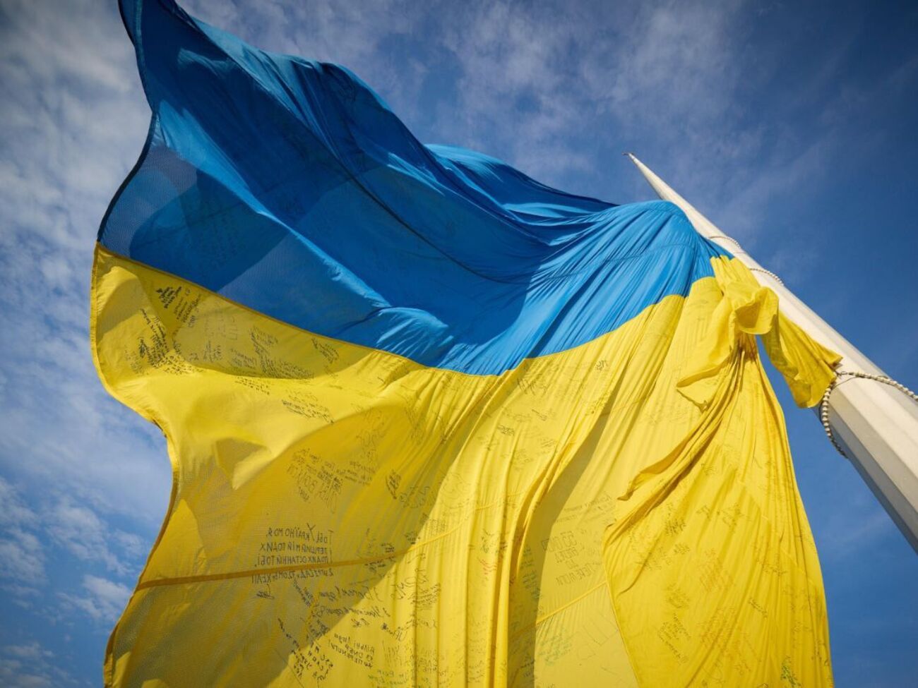 На торжественной церемонии подняли флаг Украины с подписями военных