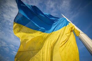 На урочистій церемонії підняли прапор України з підписами військових
