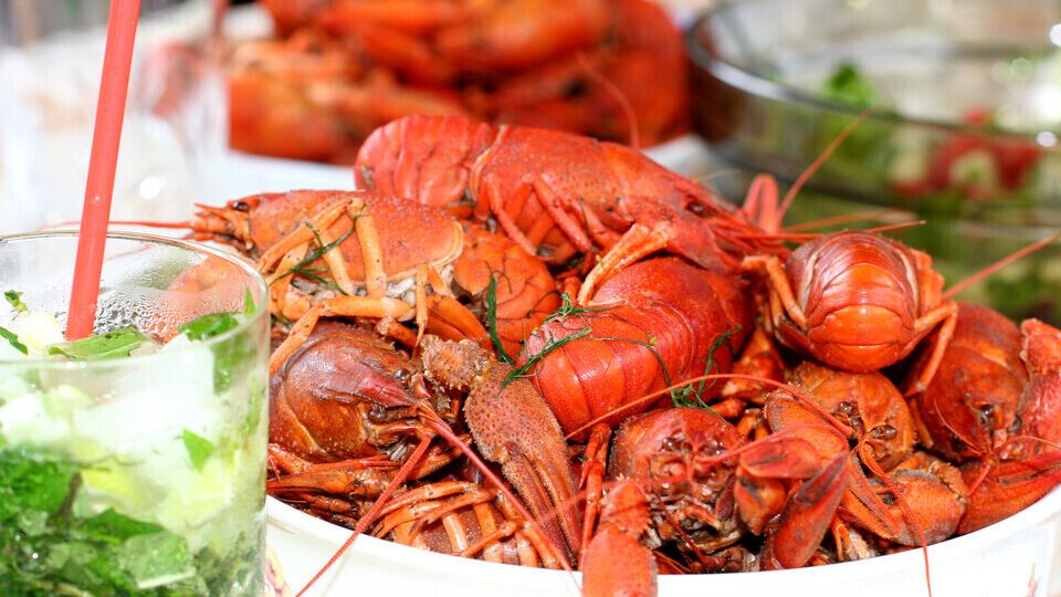 Раков нужно варить в очень соленой воде