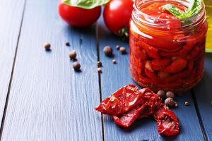 Помидоры должны вялиться в духовке без конвекции четыре часа при температуре 75 ºС. После этого температуру надо убавить до 50 ºС и продолжить процесс в течение пяти часов