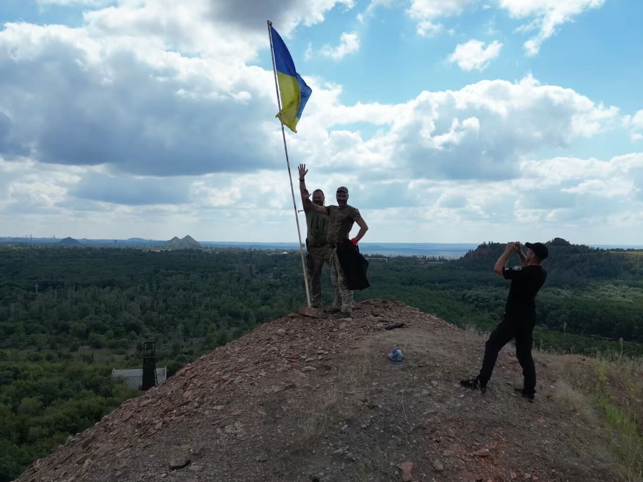 Військові спільно з представниками поліції встановили прапор України на одному з териконів поблизу окупованої Горлівки, зазначили у 24-й ОМБр