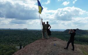 Военные совместно с представителями полиции установили флаг Украины на одном из терриконов вблизи оккупированной Горловки, отметили в 24-й ОМБр