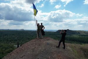Военные совместно с представителями полиции установили флаг Украины на одном из терриконов вблизи оккупированной Горловки, отметили в 24-й ОМБр