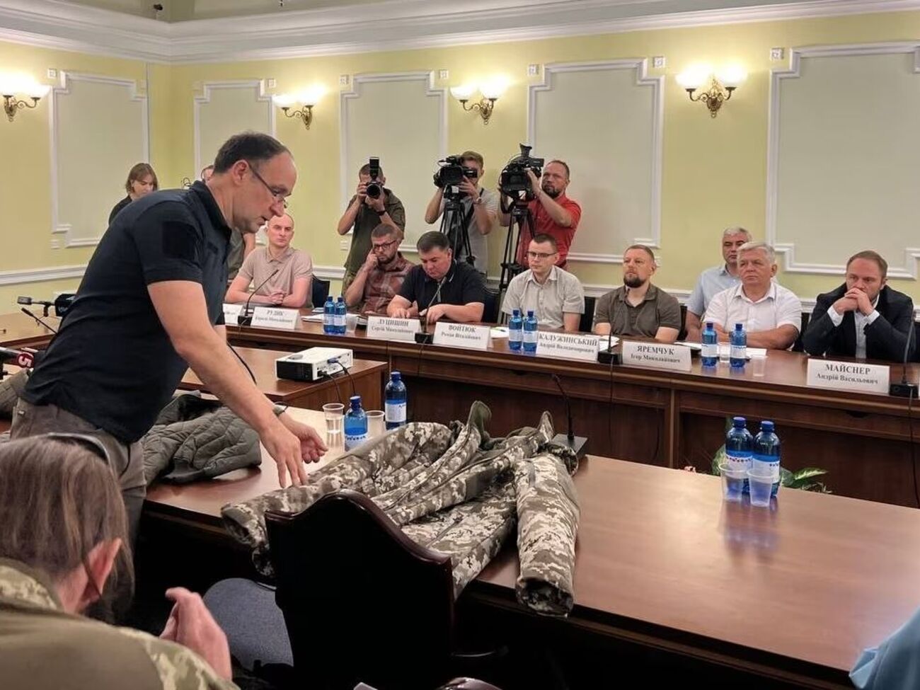 Представители Минобороны принесли куртки на заседание комитета Рады. Как утверждают депутаты, не из той партии