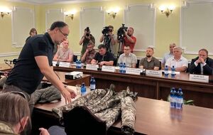 Представники Міноборони принесли куртки на засідання Комітету Ради. Як стверджують депутати, не з тієї партії
