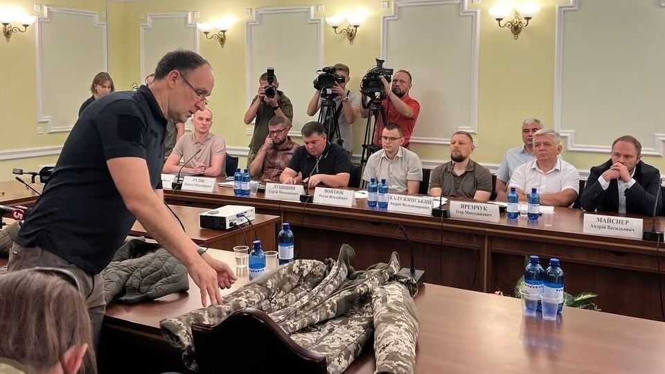 Представники Міноборони принесли куртки на засідання Комітету Ради. Як стверджують депутати, не з тієї партії