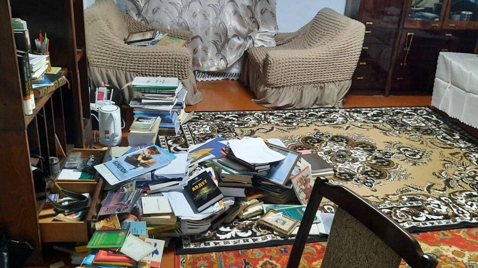 У Меджлісі вважають дії окупантів помстою за саміт Кримської платформи. На фото – будинок одного з активістів після обшуку