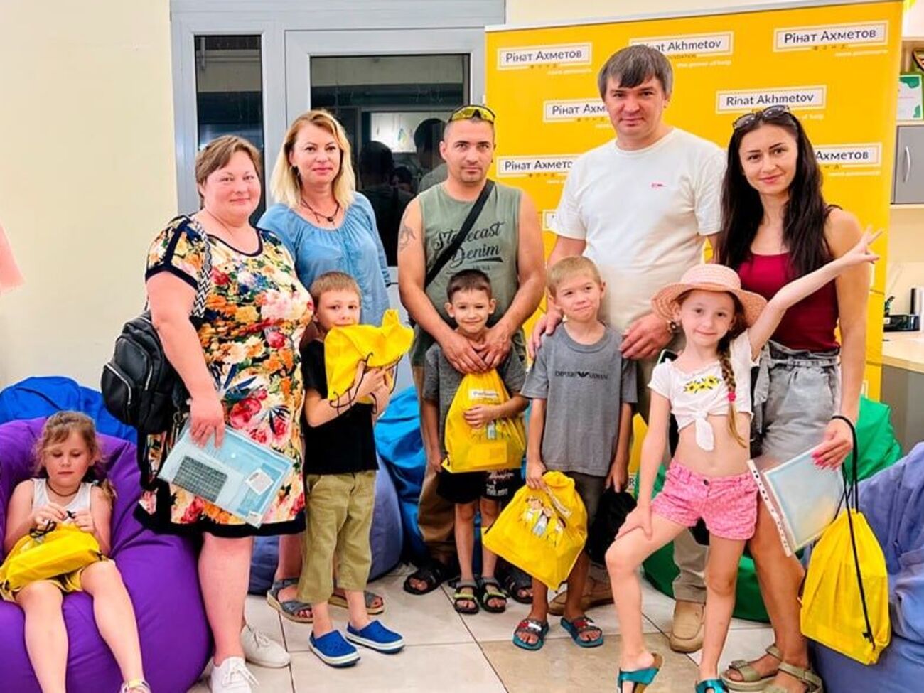 Таку саму допомогу зможуть отримати першокласники-переселенці в гуманітарних хабах "ЯМаріуполь", які розташовані по всій Україні