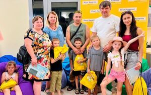 Такую же помощь могут получить первоклассники-переселенцы в гуманитарных хабах "ЯМариуполь", которые расположены по всей Украине