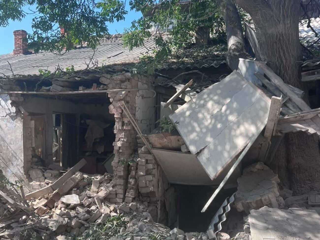 Один из российских снарядов попал в крышу частного дома в центре Херсона, отметили в областной прокуратуре