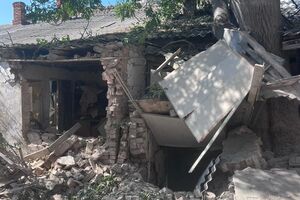 Один из российских снарядов попал в крышу частного дома в центре Херсона, отметили в областной прокуратуре