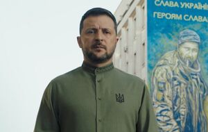 Зеленский также периодически появляется на публичных мероприятиях в милитари-футболках от Damirli