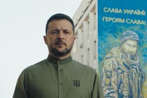 Зеленський також періодично з'являється на публічних заходах у мілітарі-футболках від Damirli