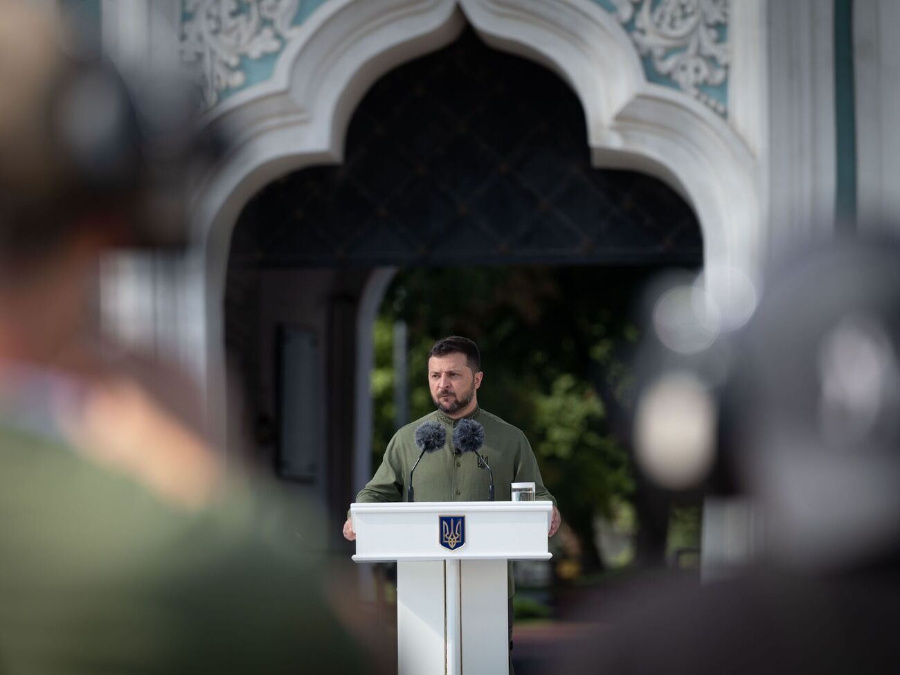 Володимир Зеленський: Завжди – у небезпеці. Завжди – знаючи, як світла чекають у лікарнях, на оборонних підприємствах