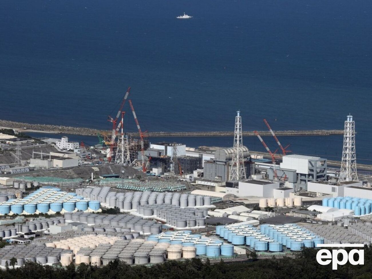 С "Фукусимы" начали сливать воду