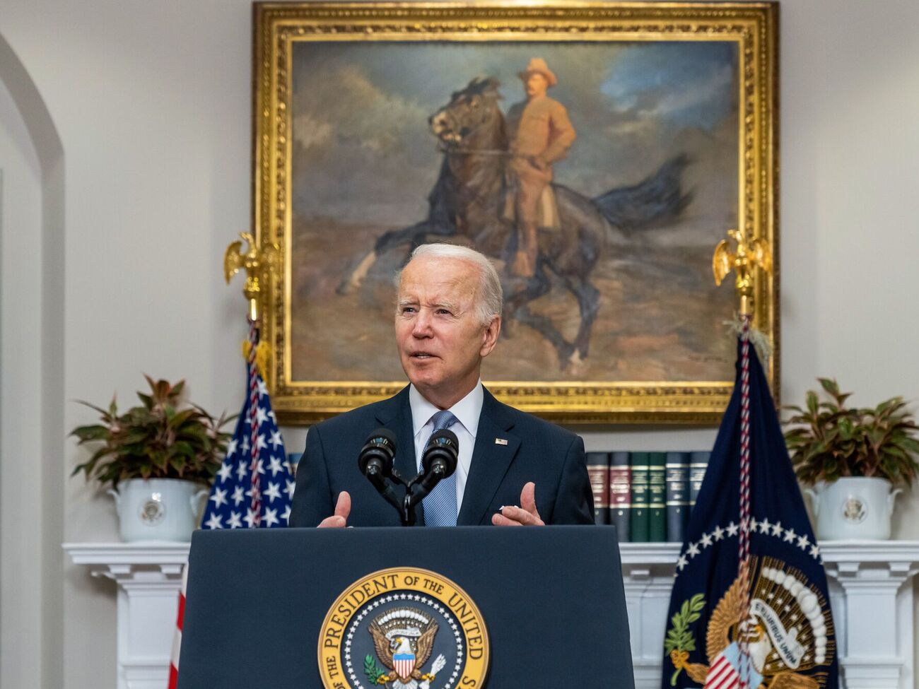 США працюють із країнами в усьому світі, щоб притягнути російські війська до відповідальності за воєнні злочини в Україні, зазначив Байден