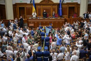 У залу Ради внесли прапор 1991 року