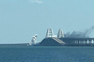 Украинский объект задел Крымский мост, но шел к другой цели, рассказали в ГУР