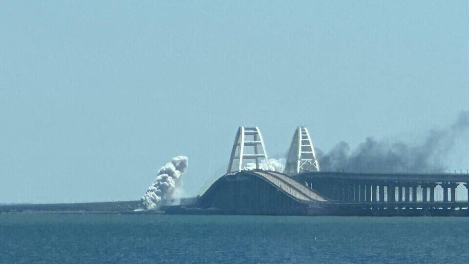 Украинский объект задел Крымский мост, но шел к другой цели, рассказали в ГУР