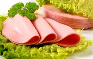 За словами блогерки, домашню варену ковбасу зробити зовсім не складно