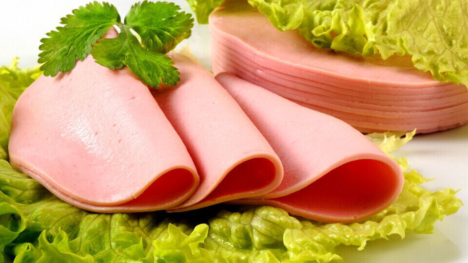 За словами блогерки, домашню варену ковбасу зробити зовсім не складно