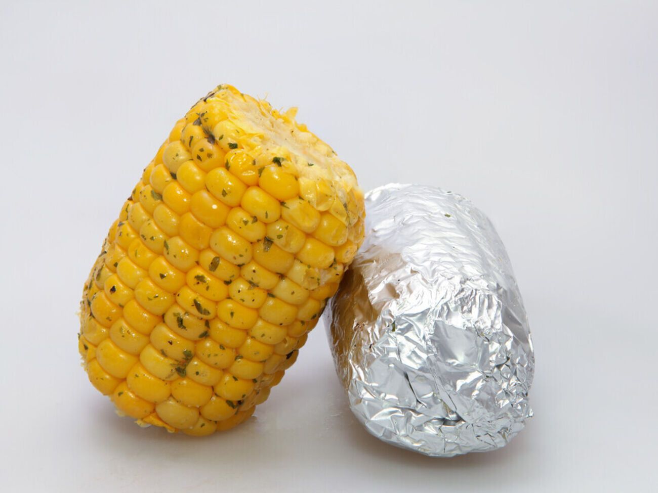 Кукурузу перед приготовлением необходимо смазать топленым маслом с паприкой и перцем