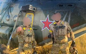 Российский вертолет Ми-8 после перелета в Украину и организаторы спецоперации "Синица"