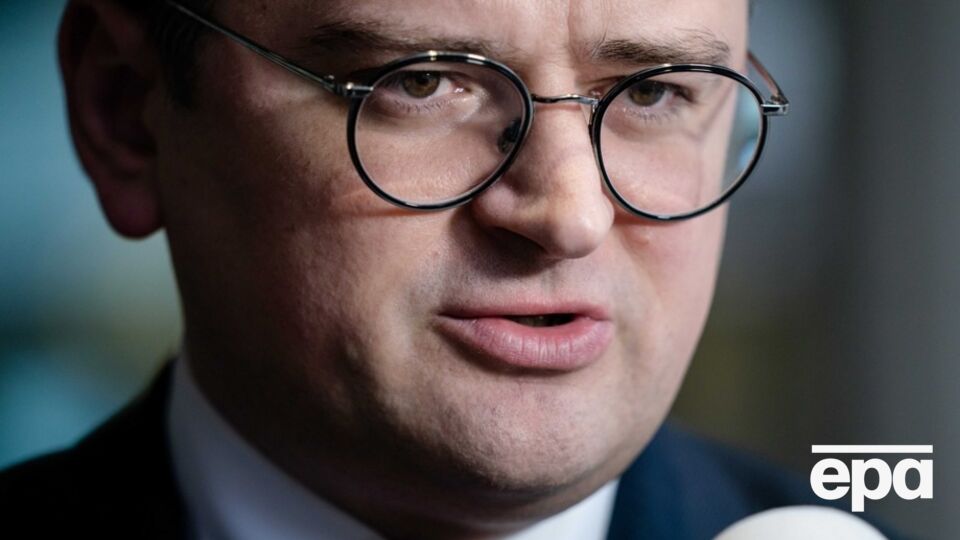 Переговоры с РФ являются "очень специфическим вопросом", отметил Кулеба