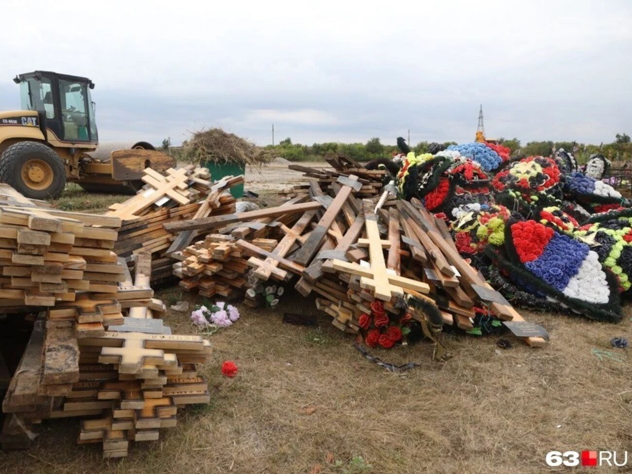 На кадрах, які поширили в мережі, видно, що хрести прибрали з могил вагнерівців і скинули на купи