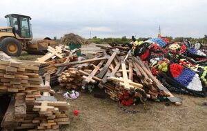 На кадрах, которые распространили в сети, видно, что кресты убрали с могил вагнеровцев и сбросили в кучи