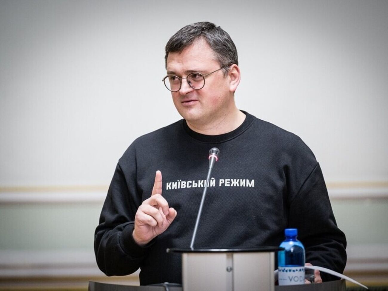 Кулеба: Будьте людьми, любіть собак