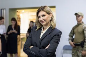 За словами стилістки Зеленської, "сукня – це класно, але зараз костюм краще передає стан української жінки"