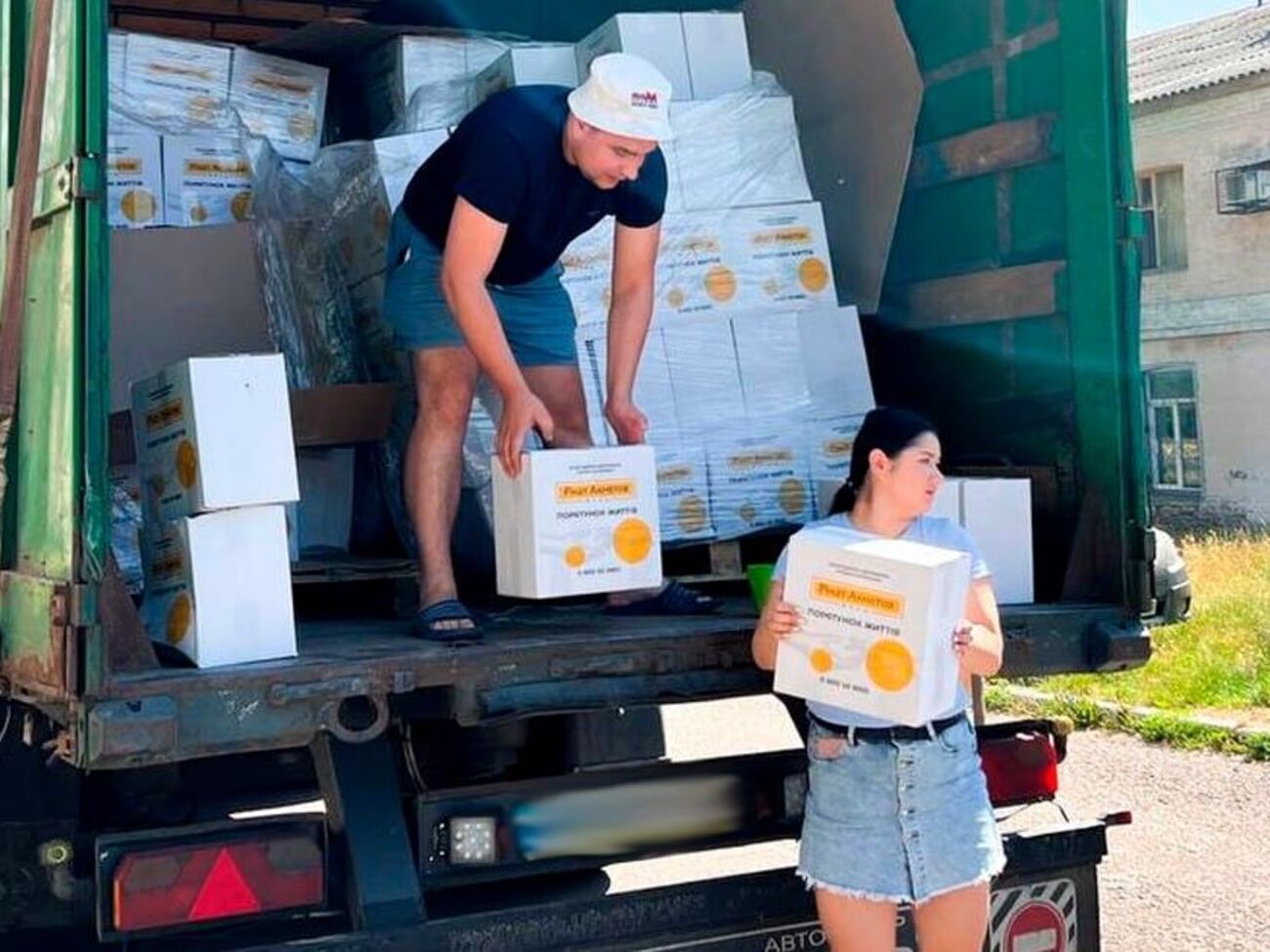 Протягом літа Фонд Ріната Ахметова передав майже 35 тис. продуктових наборів для вимушених переселенців із Донецької області