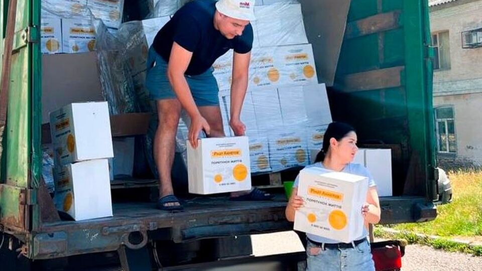 Протягом літа Фонд Ріната Ахметова передав майже 35 тис. продуктових наборів для вимушених переселенців із Донецької області