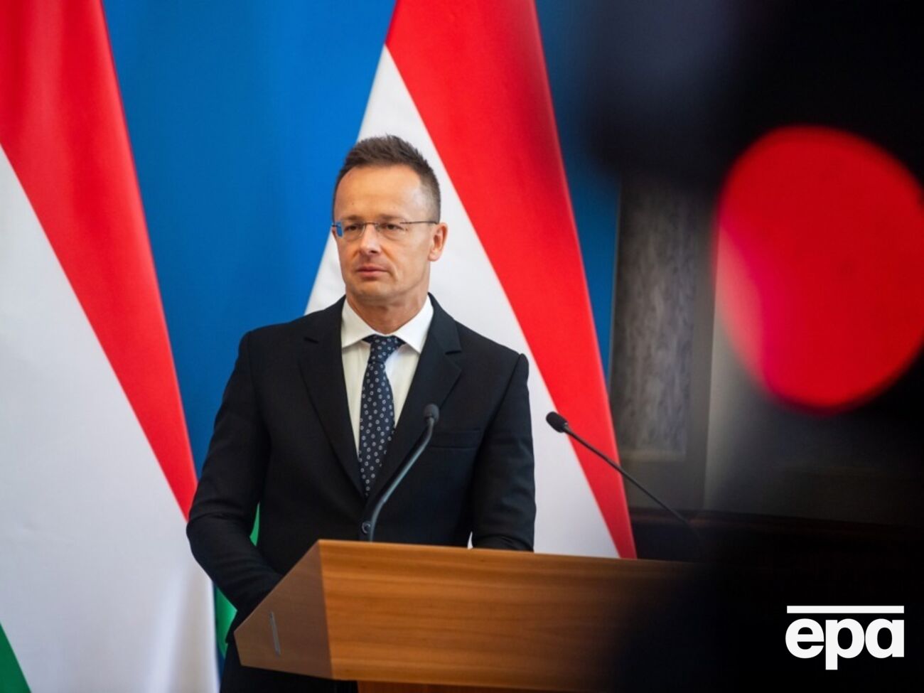 По утверждениям Сийярто, "во всем мире над политикой европейских санкций смеются"