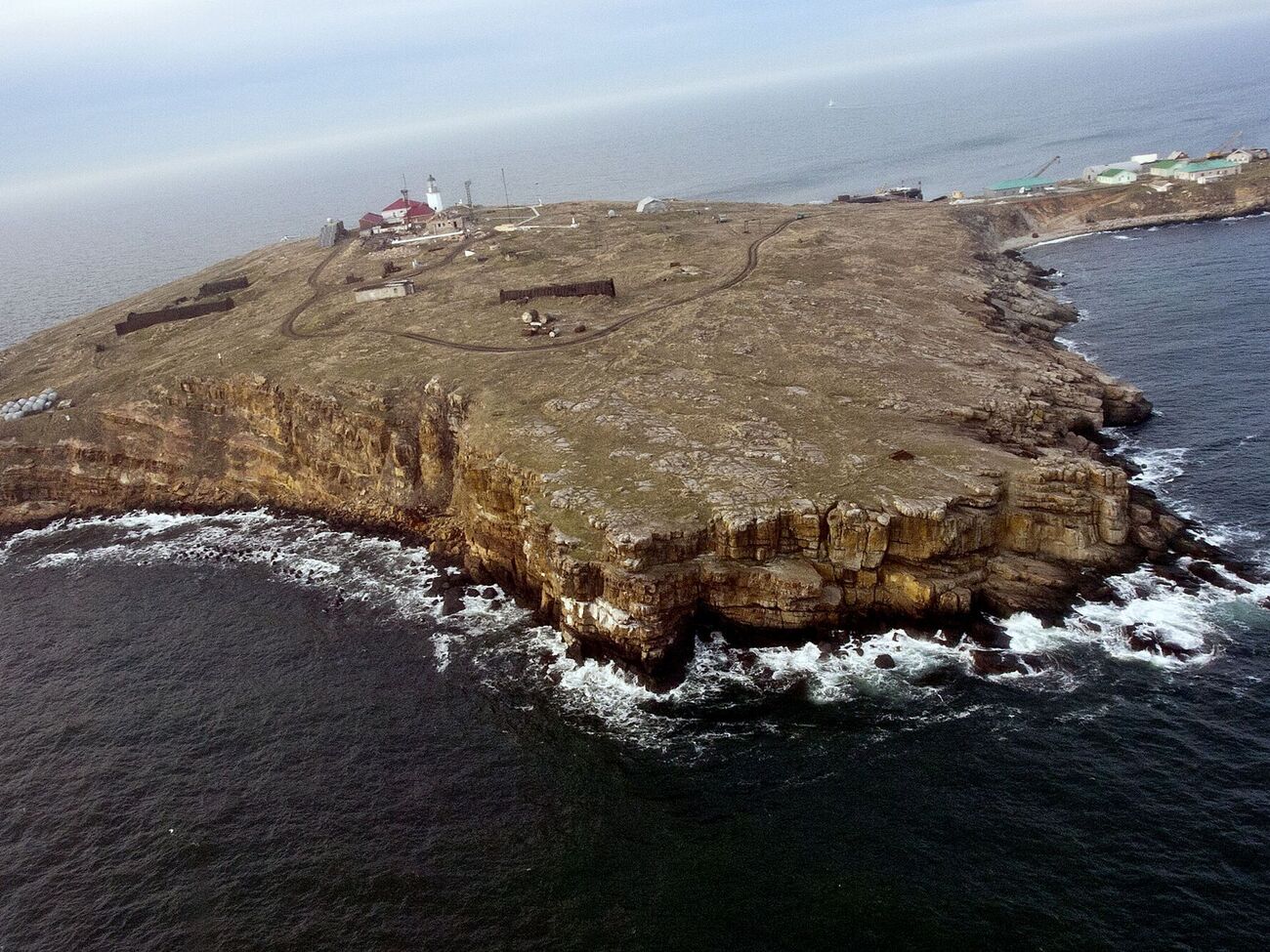 В разведке отметили, что на острове, как и на платформах, можно размещать ракетные системы или использовать их как посадочные площадки