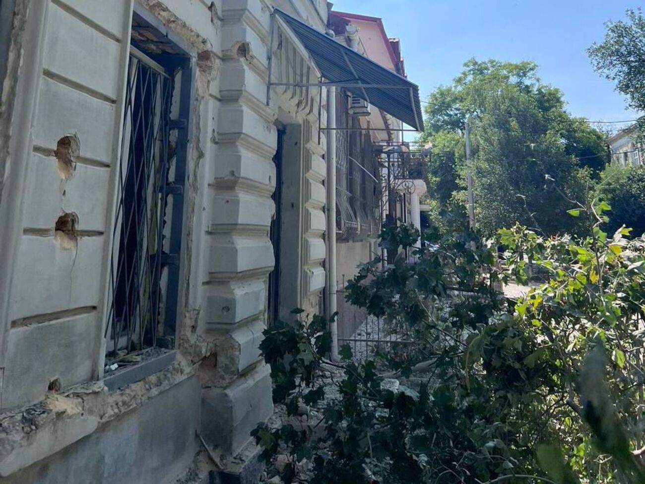 Окупанти, ймовірно з артилерії, ударили по Херсону приблизно о 15.00 27 серпня, зазначили в обласній прокуратурі