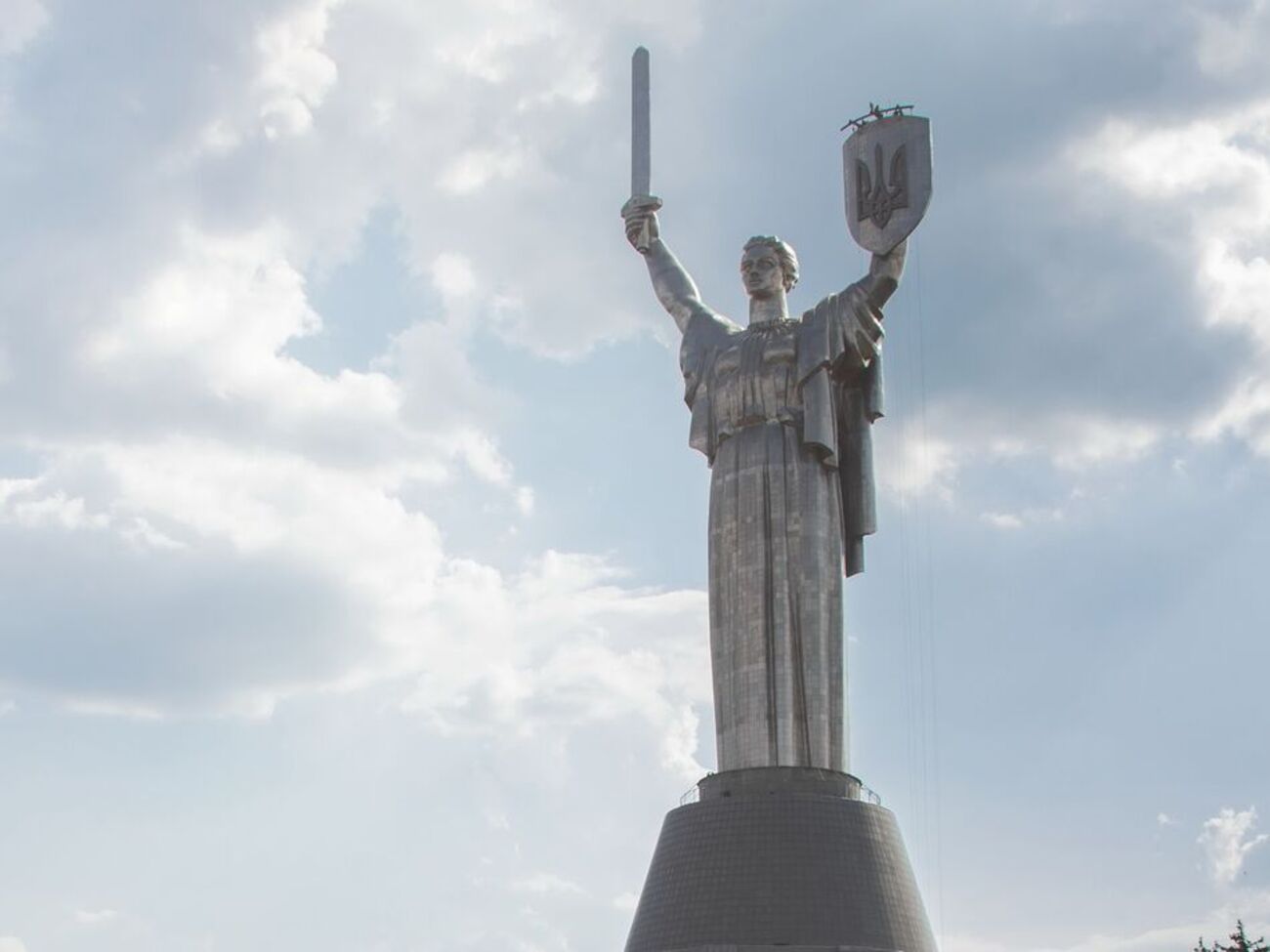 В начале августа на "Родине-матери" установили трезубец