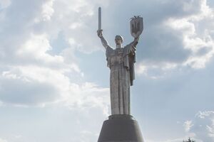 В начале августа на "Родине-матери" установили трезубец