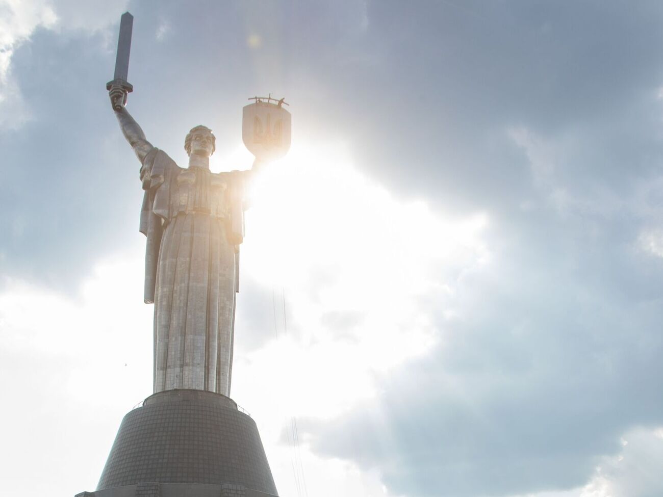 В августе на монументе установили трезубец