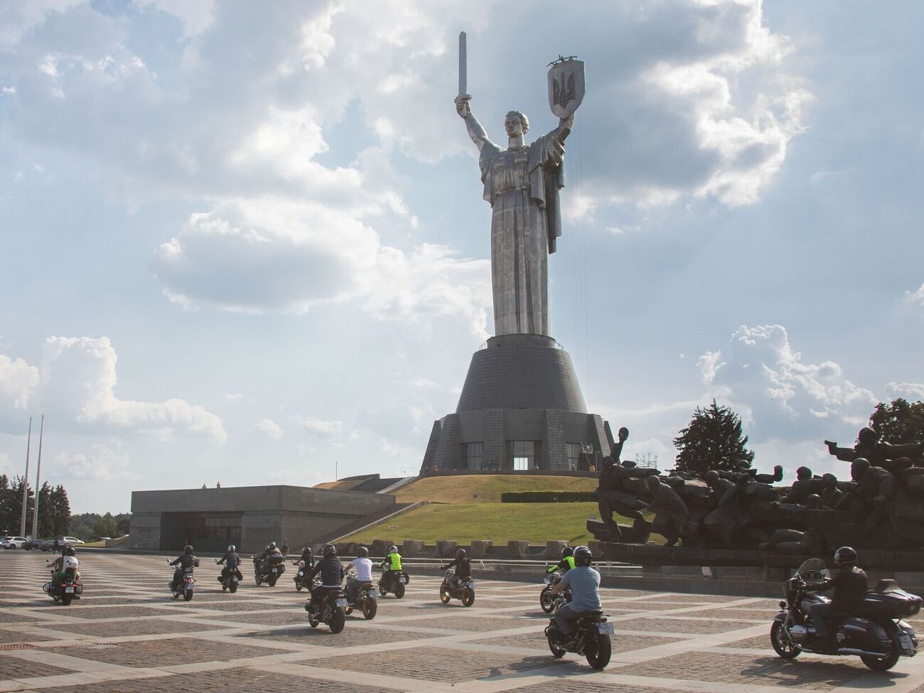 Чтобы построить "с нуля" такую скульптуру, как "Родина-мать", нужны "бешеные деньги", считает Пергаменщик
