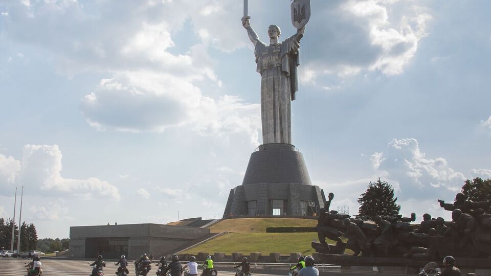 Чтобы построить "с нуля" такую скульптуру, как "Родина-мать", нужны "бешеные деньги", считает Пергаменщик