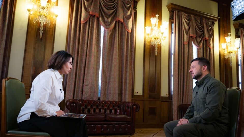 Україна готова воювати проти РФ "у довгу, не втрачаючи людей", зазначив Зеленський в інтерв'ю Мосейчук