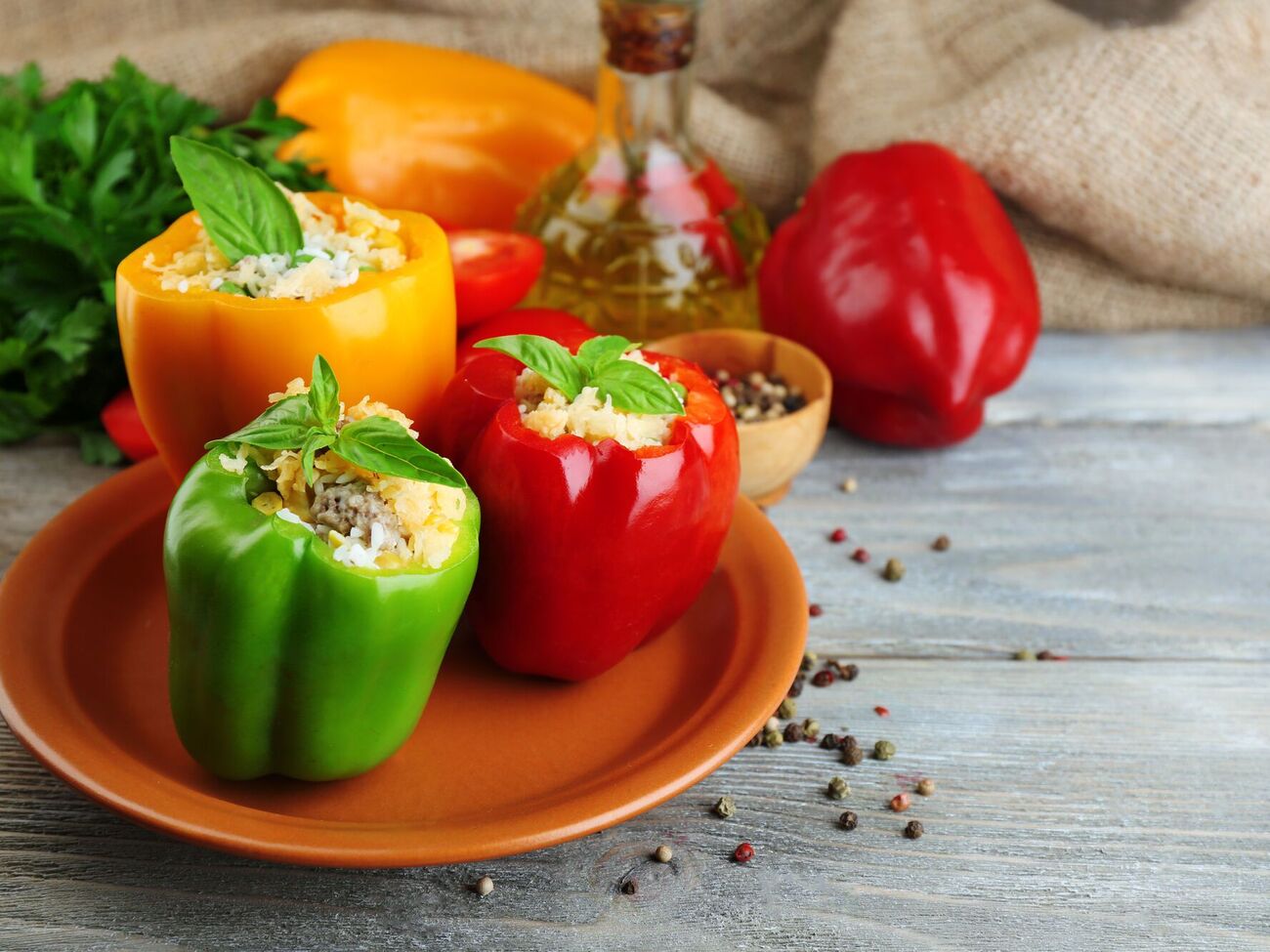 Перцы начиняются фаршем из мяса и брынзы