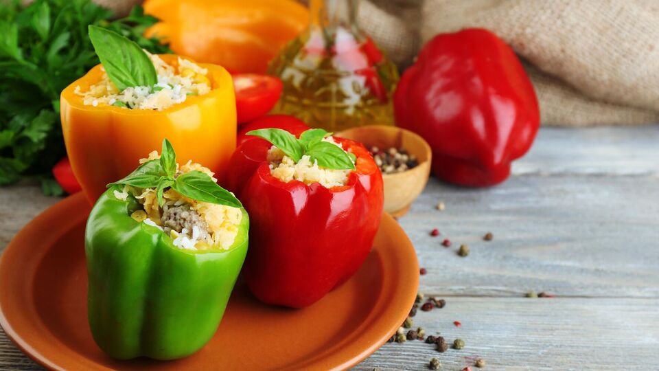 Перцы начиняются фаршем из мяса и брынзы