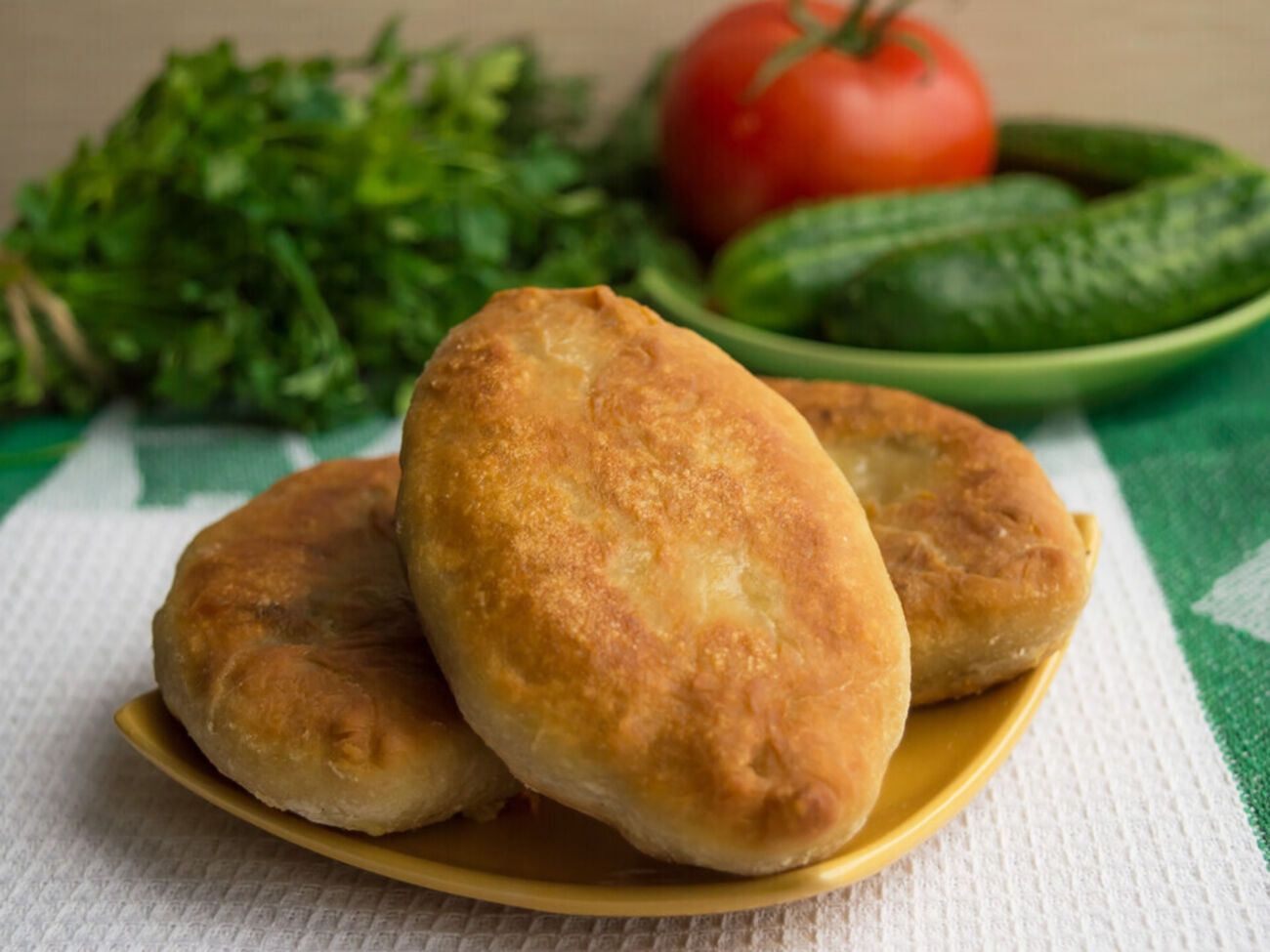 После приготовления пирожки нужно выложить на бумажные салфетки, чтобы они вобрали лишний жир