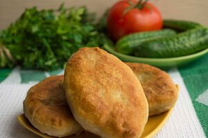 После приготовления пирожки нужно выложить на бумажные салфетки, чтобы они вобрали лишний жир