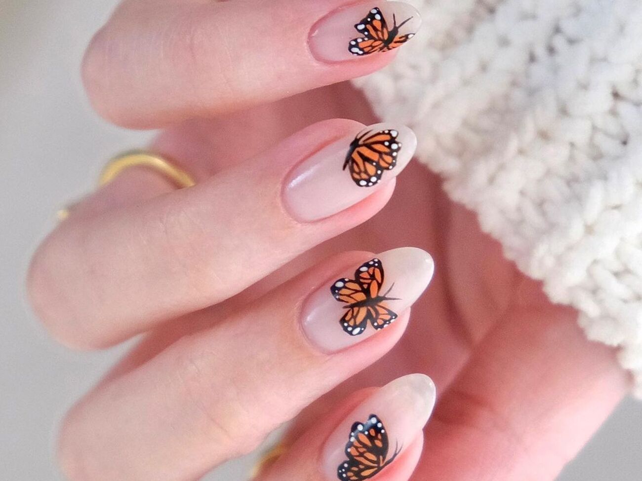Майстриня зізналася, що на цей манікюр її надихнули метелики, побачені на відпочинку