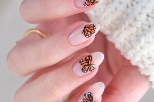 Мастер призналась, что на этот маникюр ее вдохновили бабочки, увиденные ею на отдыхе